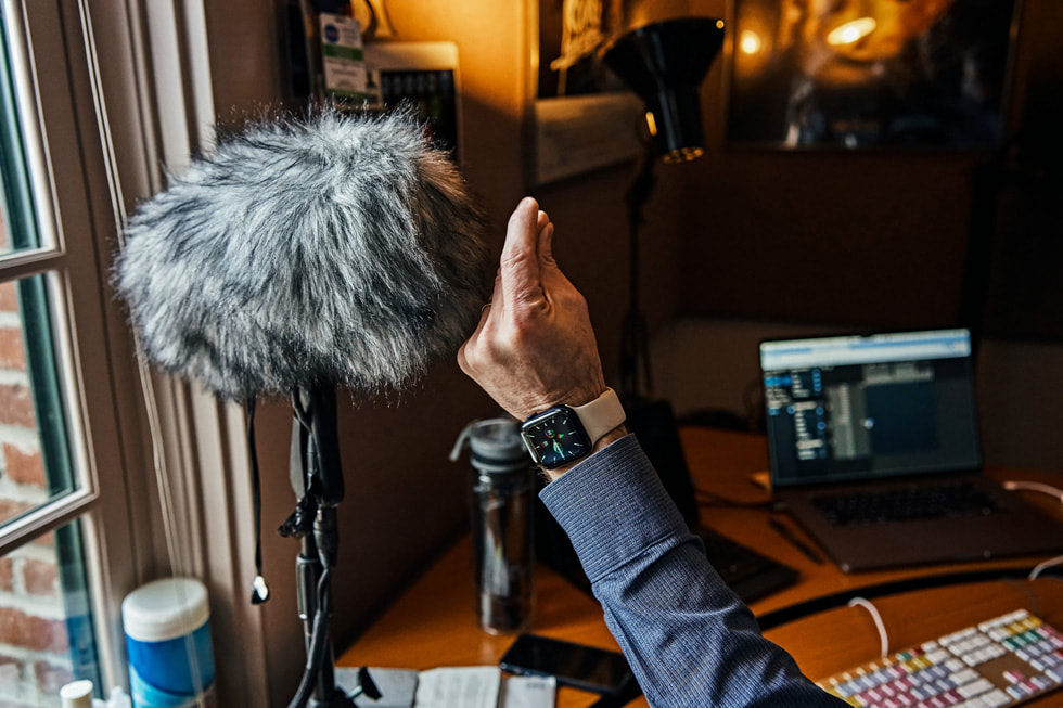 أل نيلسون يفرقع بأصابعه أمام ميكروفون في Skywalker Sound. 