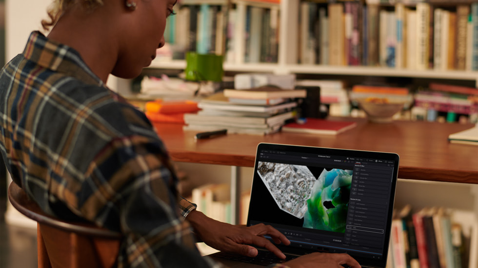 Een MacBook Pro-gebruiker in een bibliotheek.