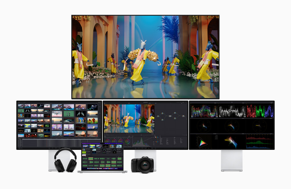 Flere Pro Display XDR-skærme og et 4K TV tilsluttet til en MacBook Pro vises.