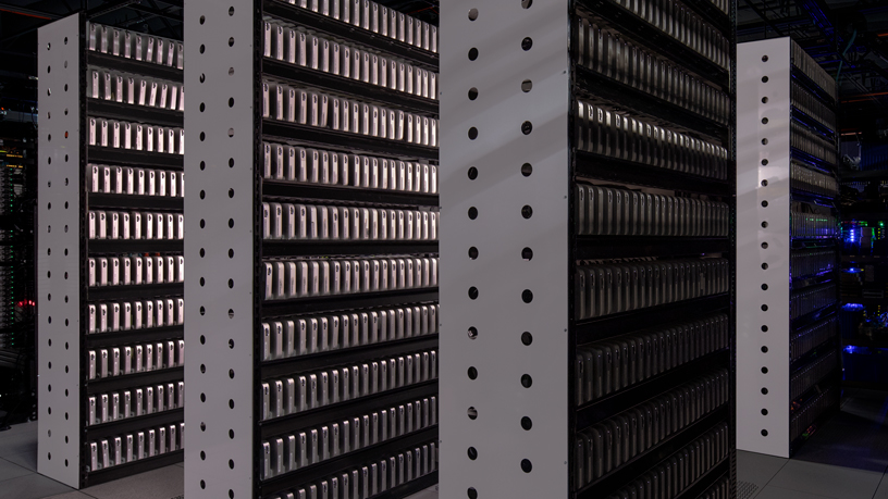 أجهزة Mac mini في غرفة سيرفرات في أحد مقرات شركة MacStadium بلاس فيغاس.