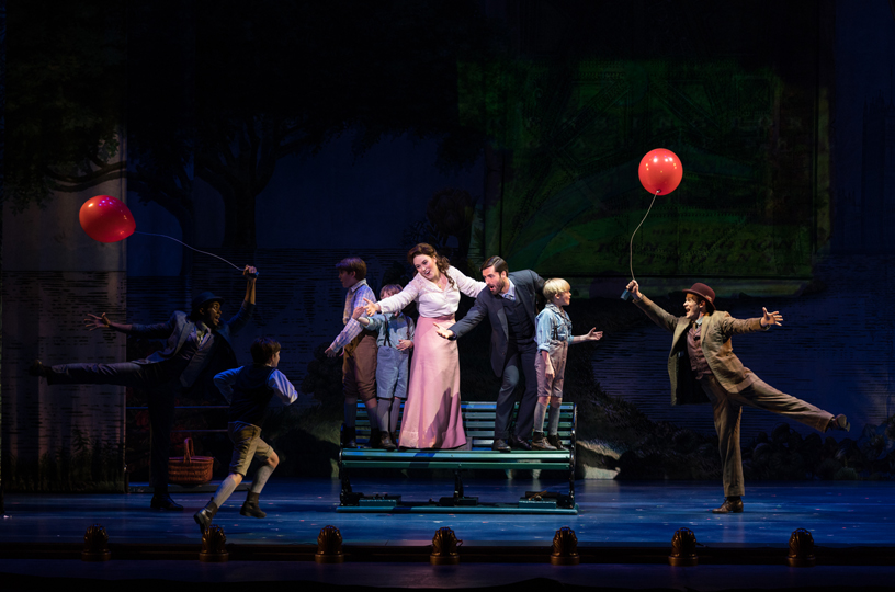 فريق عمل Finding Neverland على خشبة المسرح. 