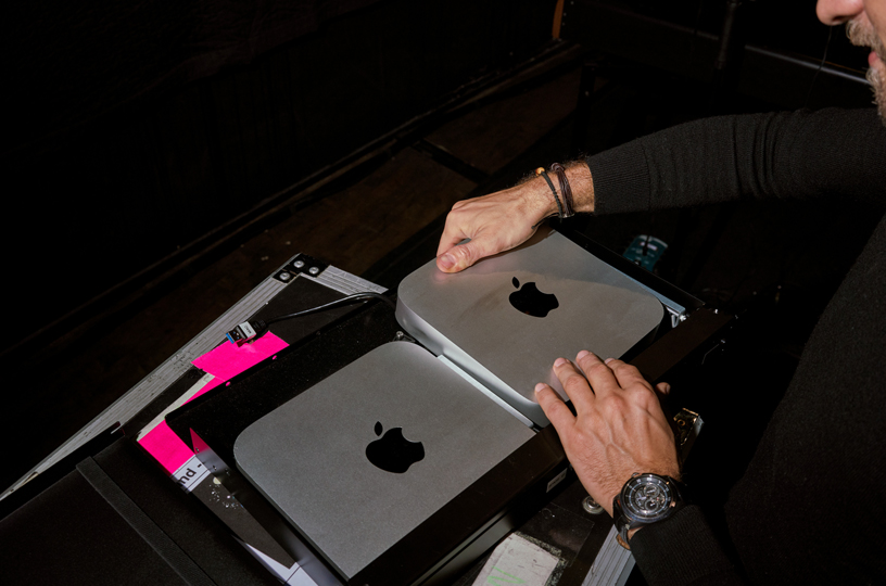جهازان من أجهزة Mac Mini في الكواليس.