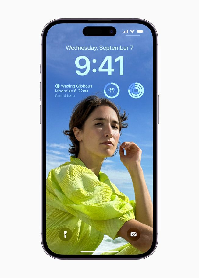 Personlig tilpasset låst skjerm og widgeter med iOS 16 på iPhone 14 Pro.