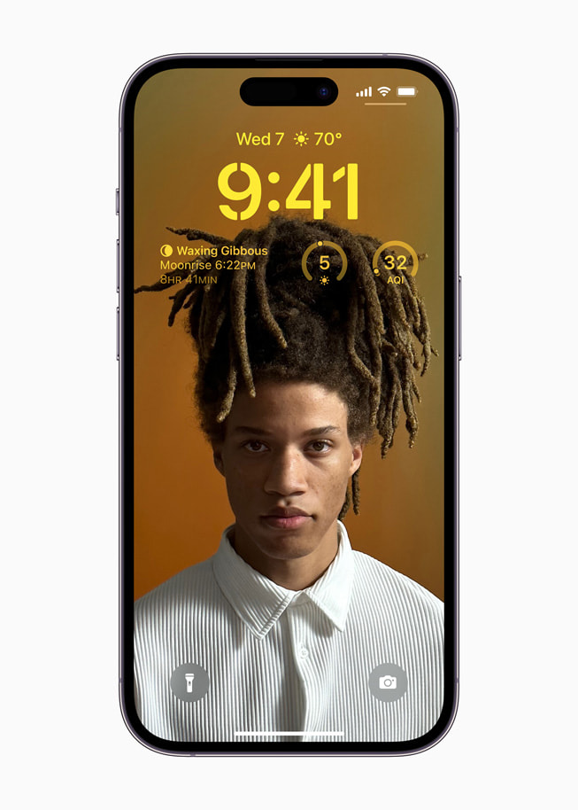 Personlig tilpasset låst skjerm og widgeter med iOS 16 på iPhone 14 Pro.