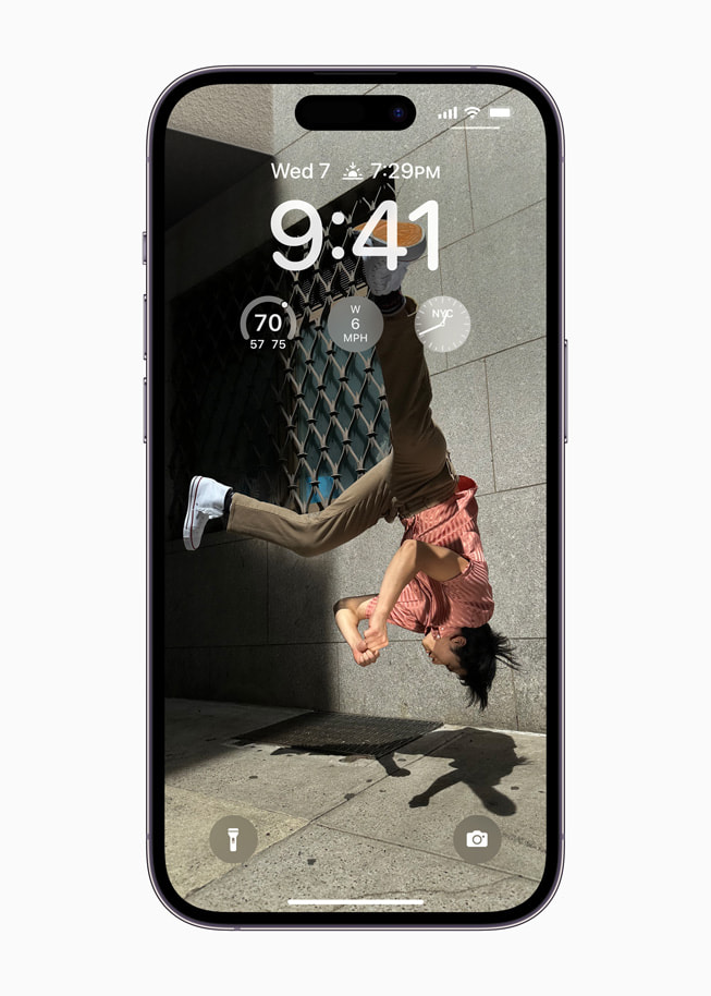 Personlig tilpasset låst skjerm og widgeter med iOS 16 på iPhone 14 Pro.