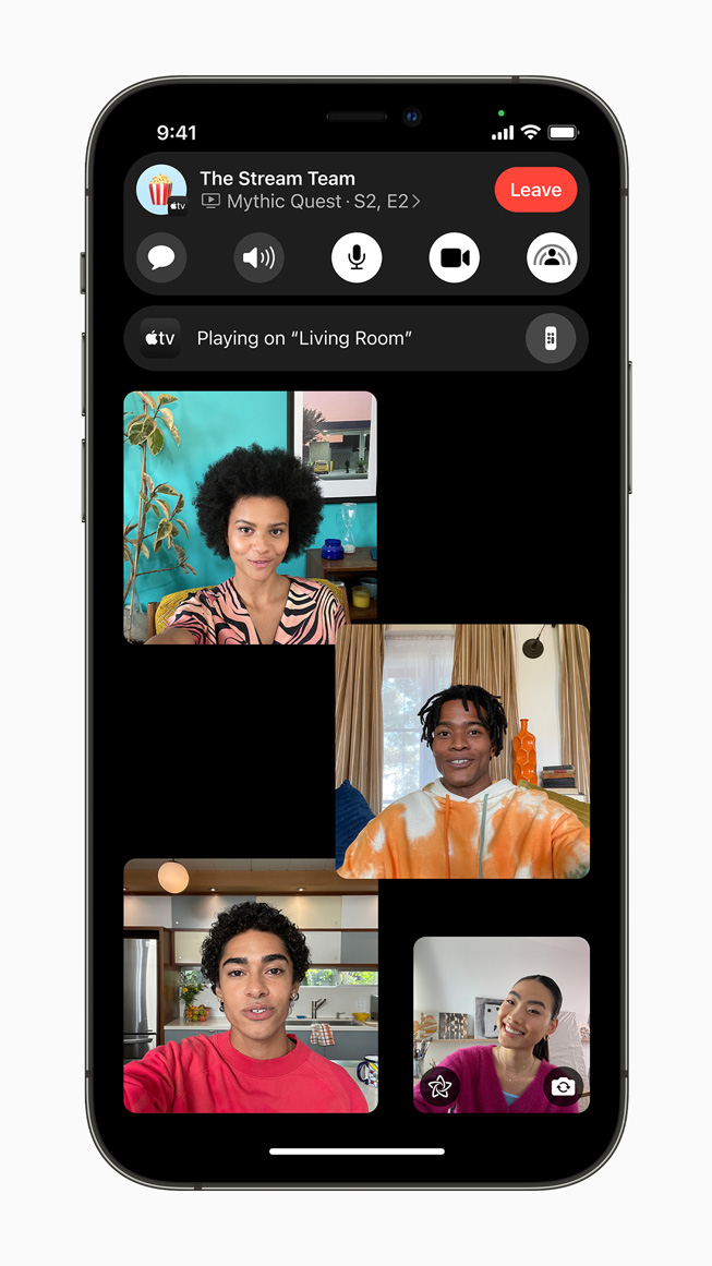 Apple TV SharePlay 세션 중 FaceTime 통화를 하는 모습을 보여주는 iPhone 12 Pro.