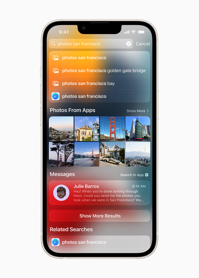 Yıldız ışığı renginde bir iPhone 13’te iOS 15’in konuma göre fotoğraf arayan Spotlight özelliği gösteriliyor.