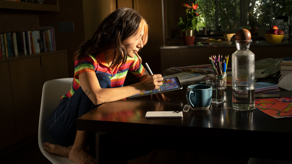 Una mujer usa un iPad con iPadOS 15.