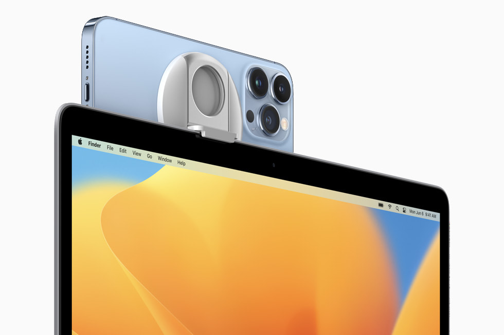 Yeni 13 MacBook Pro’da Süreklilik Kamerası ile web kamerası olarak kullanılan iPhone 13 Pro.