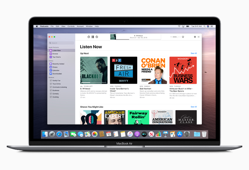 Apple 팟캐스트를 보여주는 MacBook Air.