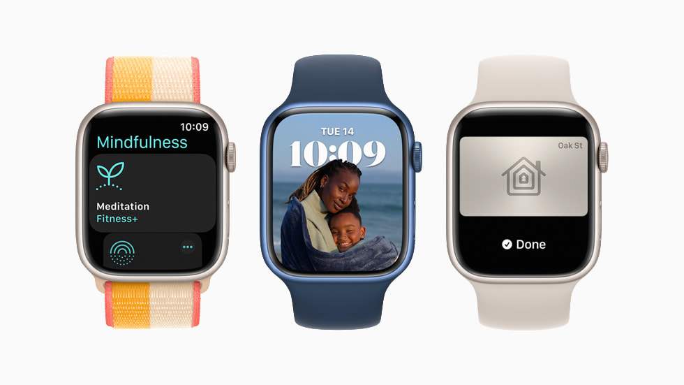 Tre Apple Watch Series 7-enheder vist med watchOS 8.