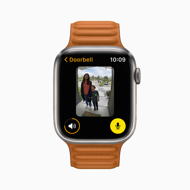 Visning af en brugers HomeKit-kompatible kamera på Apple Watch Series 7 i Hjem-appen.