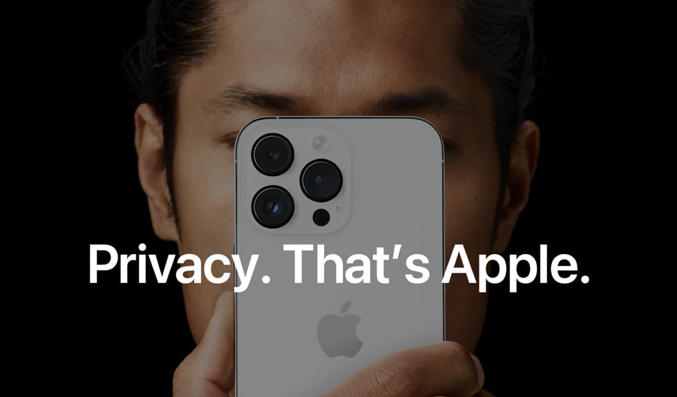 Een man die een iPhone voor zijn gezicht houdt.