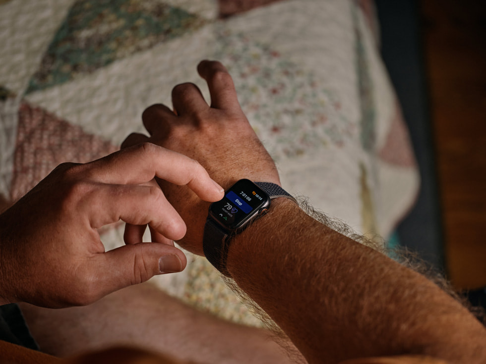 Primer plano de Robert Guithues mirando la app Nightvision en su Apple Watch.
