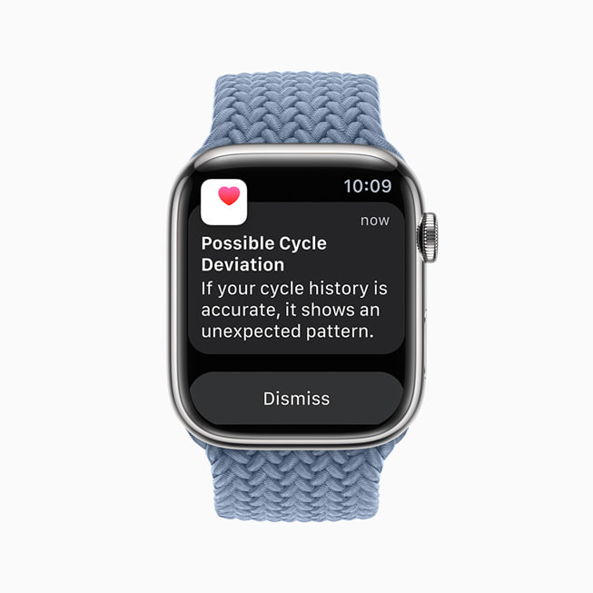 En Apple Watch Series 8 i rustfritt stål viser en varsling der det står «Mulig syklusavvik». 