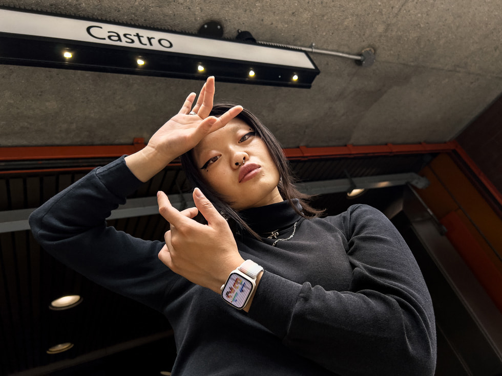 Jin Lee Baobei har på sig den nya Apple Watch-sportloopen i Pride Edition. Shot on iPhone-kampanjen Places of Pride visar upp platser med historisk betydelse för HBTQ+-rörelsen.