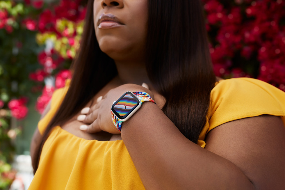 LGBTQ+ savunucusu Dominique Morgan’ın bileğinde Apple Watch Pride Edition Örgü Spor Loop ve saat kadranı ile yakın çekim görüntüsü.