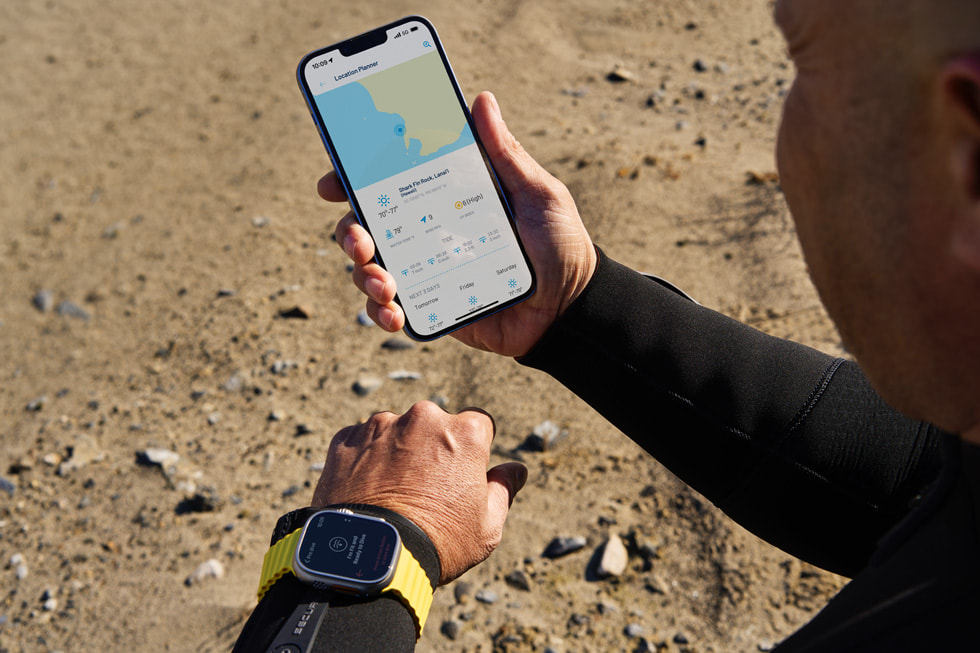 潛水員在 Apple Watch Ultra 上查看《Oceanic+》app 。