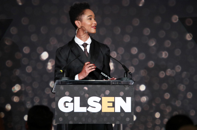Elle Smith tient son trophée GLSEN.