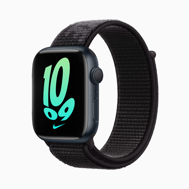 Gece yarısı Apple Watch Nike ve yeni Bounce saat kadranı gösteriliyor.