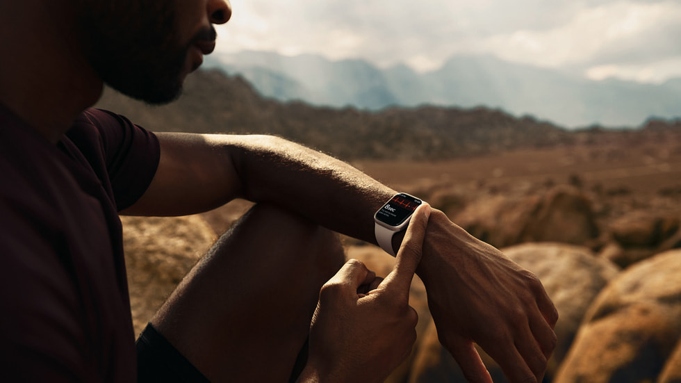Apple Watch Series 7’de EKG çeken birisi.