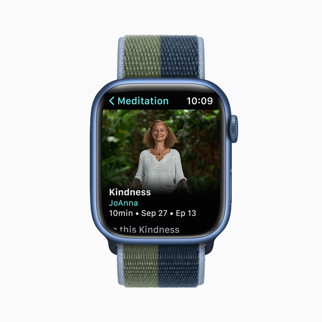 Apple Fitness+-træneren JoAnna i spidsen for en meditation på et Apple Watch Series 7.