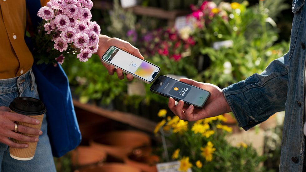 Una persona usa Tap to Pay en el iPhone para hacer un pago a otro usuario de iPhone.