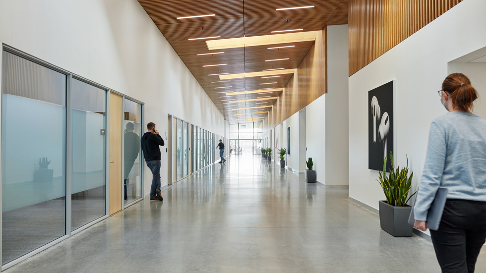 Weitläufiger Gang im Datenzentrum Viborg.