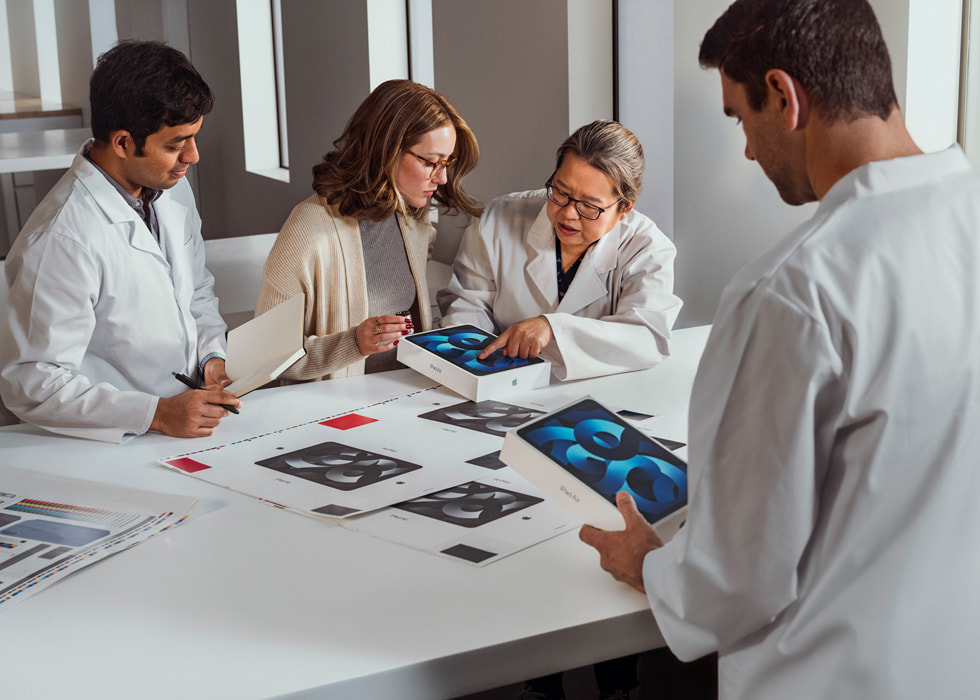 Et team inspiserer emballasjen til iPad Air.