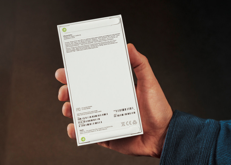 Eske til iPhone 14 Pro med tekst trykt direkte på emballasjen.