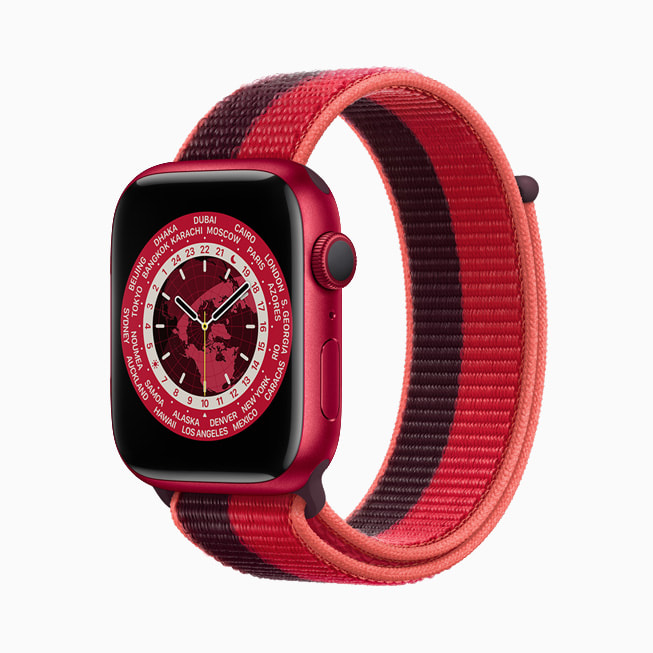 Det nye Apple Watch Series 7 (PRODUCT)RED – vist med Sport Loop Band – har en urkasse i aluminium og er lavet af en 100 procent genanvendt legering af samme kvalitet, som bruges i luftfartsindustrien.