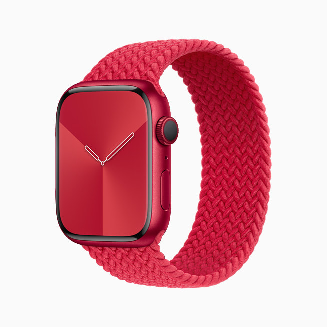 Det nye Apple Watch Series 7 (PRODUCT)RED – vist med Flettet Solo Loop – har en urkasse i aluminium og er lavet af en 100 procent genanvendt legering af samme kvalitet, som bruges i luftfartsindustrien.