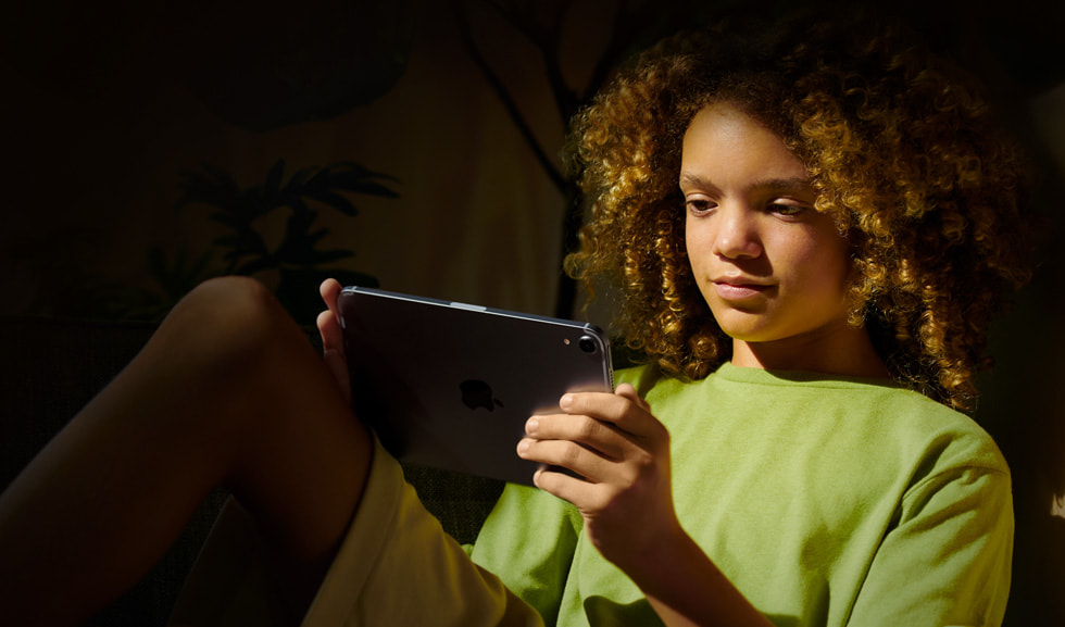 Un menor con un iPad.