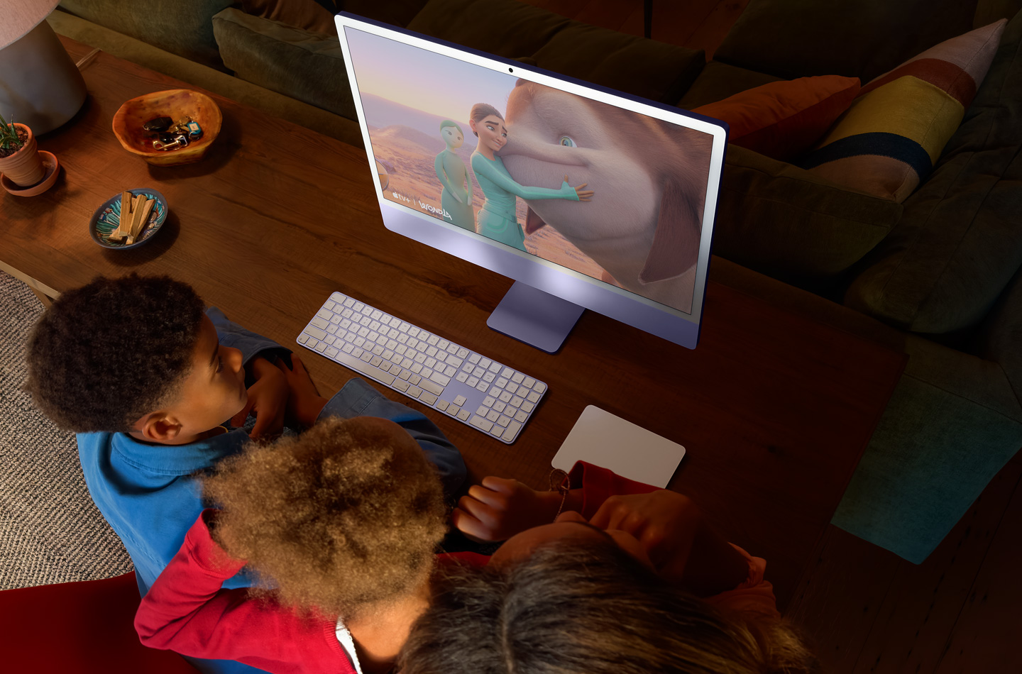 Três crianças a ver a série WondLa no iMac